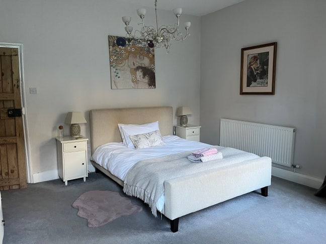 Large comfortable en-suite room in shared cottage Main Photo