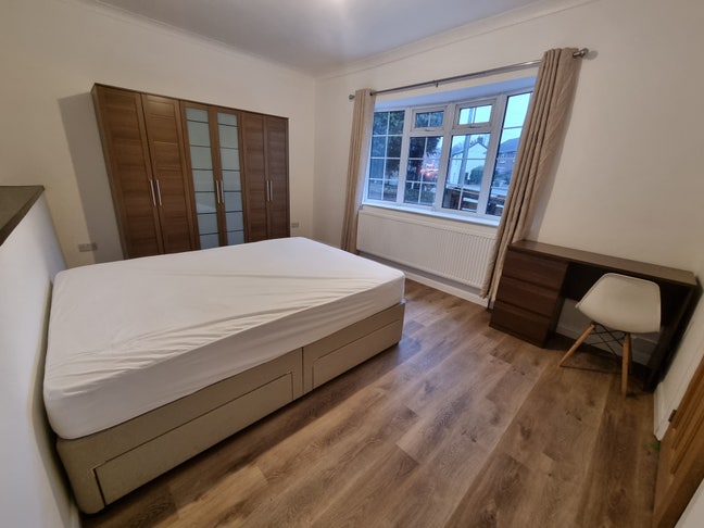 2 Rooms available Upper Hale Farnham  Main Photo