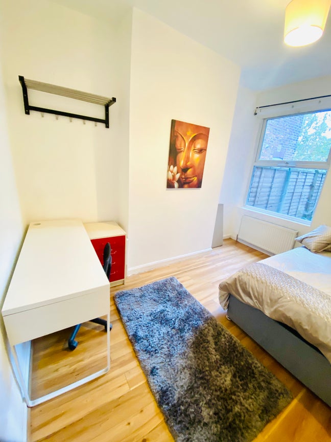 45W Bright attic double room Stylish 7 bed house  Main Photo