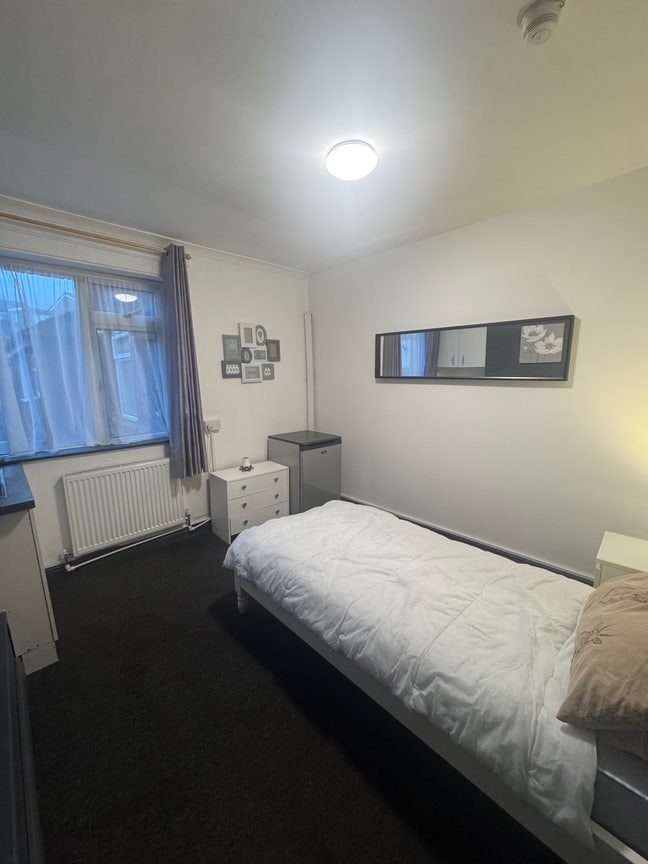 Single Room available in cannock Main Photo