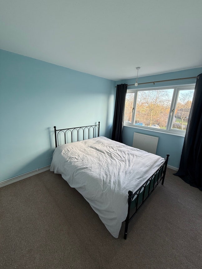 Spacious Town House in Ifield Main Photo