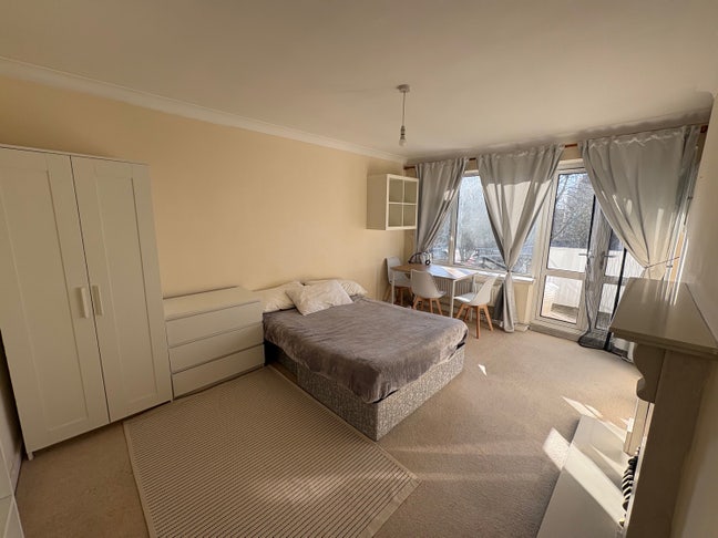 Lovely double rooms Battersea area SW8 available  Main Photo