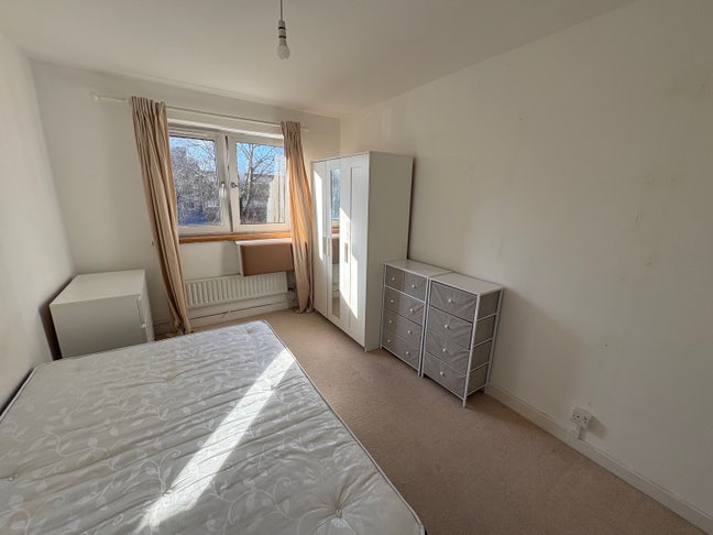 Lovely double room Battersea area SW8 available  Main Photo