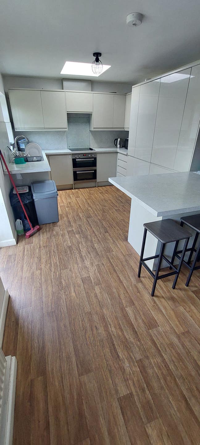 GU2 8Lu: Large Double Close to Royal Surrey  Main Photo