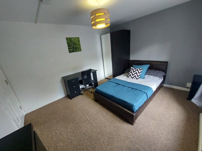 GU2 8Lu: Large Double Close to Royal Surrey  Main Photo