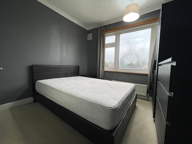 Classic Charm: Unfussy Comfortable Rooms Available Main Photo