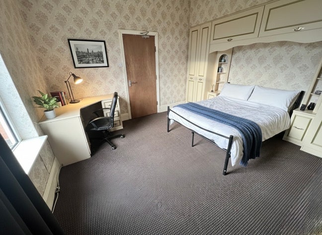 Big & Bright Room available in great location Main Photo