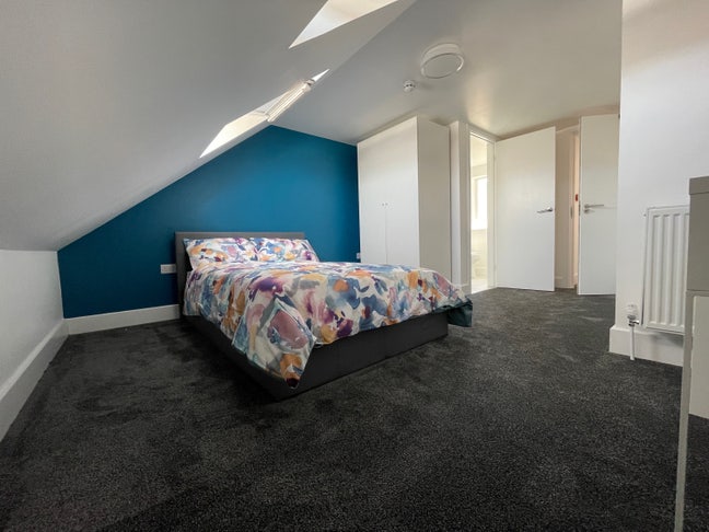 Beautiful LOFT en-suite room in house-share   Main Photo