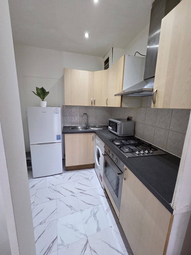 Clean studio flat close to market & station zone3 Main Photo