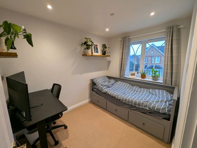 Bedroom in Newbury  Main Photo