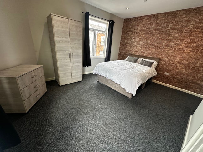 Double Ensuite near Tameside Hospital Main Photo