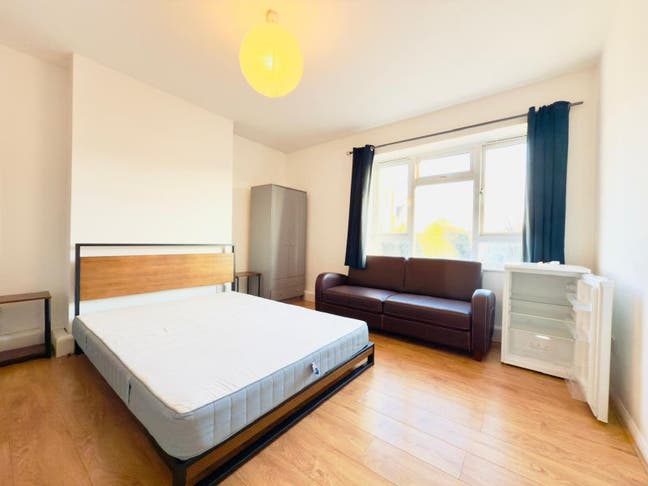 2 doubles at Sheperd's Bush,4  bed flat, balcony Main Photo