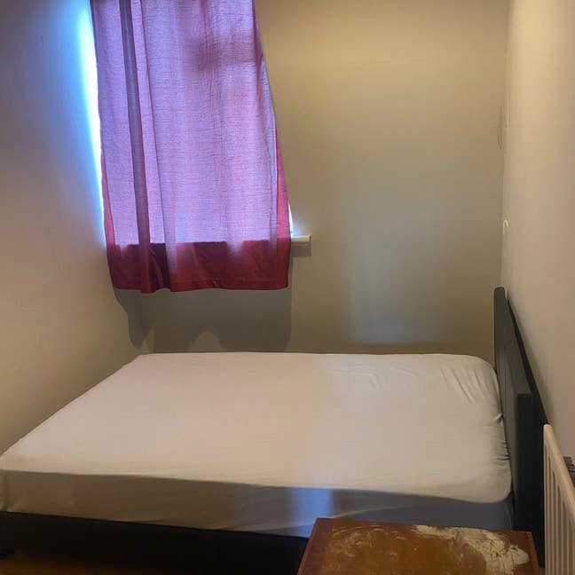 Double room is available for rent in SW14 7PU Main Photo