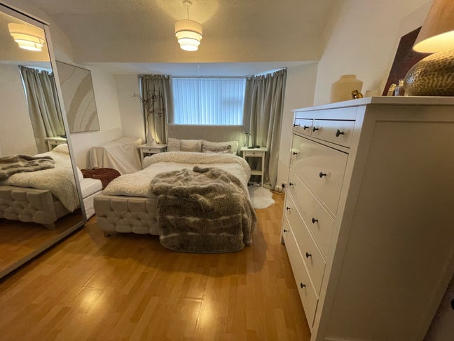 Cozy kingsize room for rent Main Photo