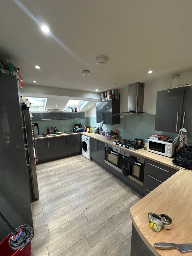 2 Bedrooms available in a young professional house Main Photo