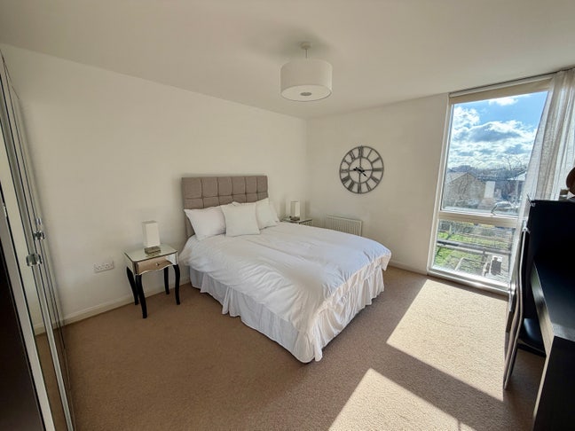 Large Double Room in Luxury New Build Development  Main Photo