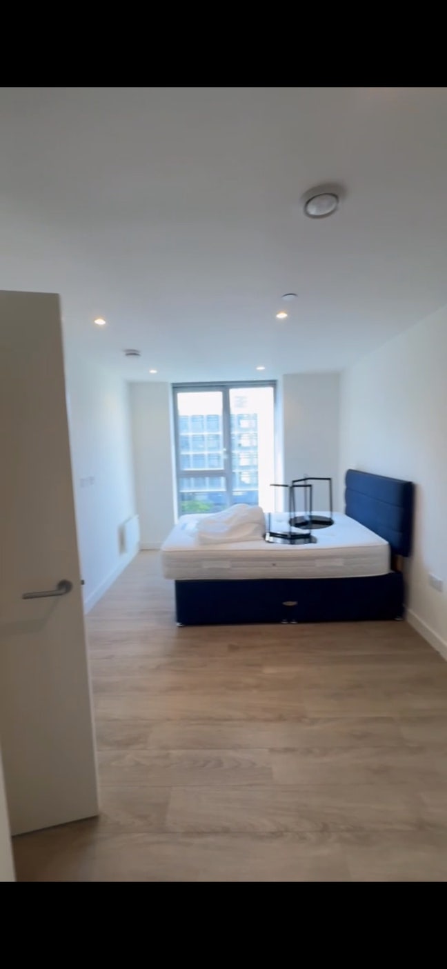 Brilliant Location 2-Bed Flat for 2 month rental Main Photo