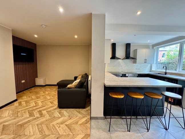 Newly Renovated Student House 5min Walk to UON Main Photo