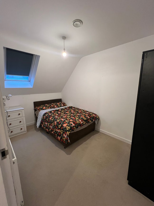 2 double rooms available across the station  Main Photo