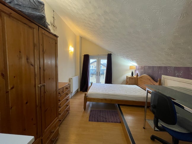Large attic room for female, MK7 Main Photo