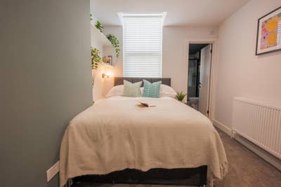 Walking Distance to Beach Ensuite Room Available Main Photo