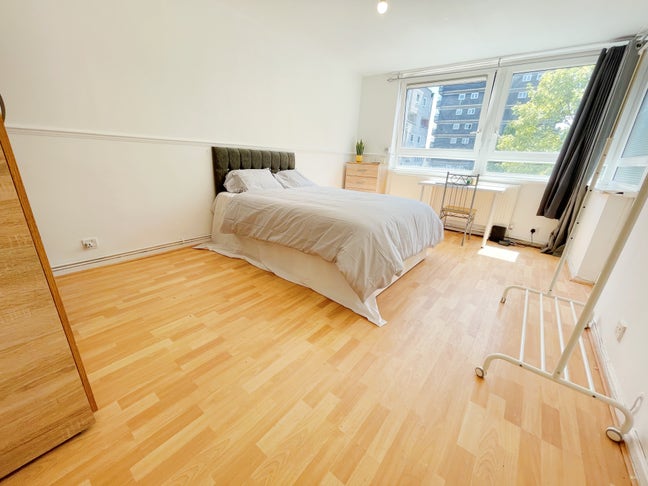 3 Spacious rooms in E1- 15 mins to Liverpool St!  Main Photo