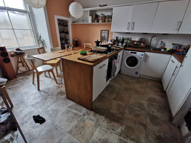 Bright Furnished Bedroom in Friendly Shared Flat Main Photo