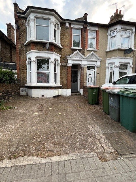 2 Bedroom Flat to Let on Forest Drive, E12 Main Photo