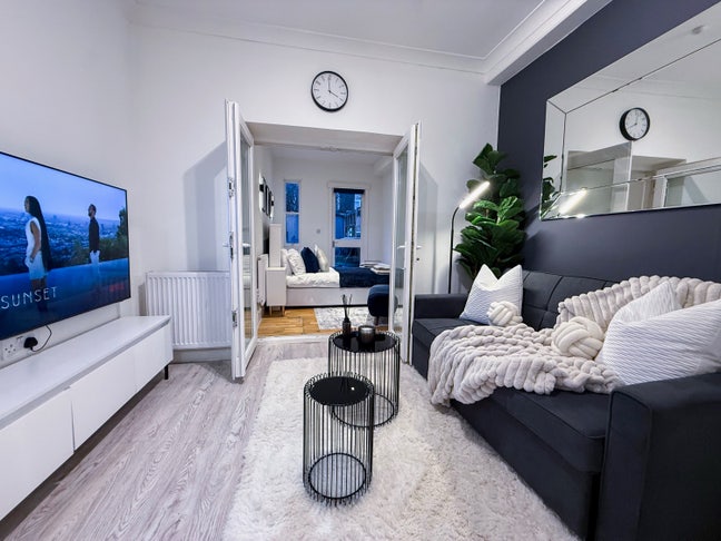 Stylish Kensington Apartment Sleeps 5 Garden Main Photo