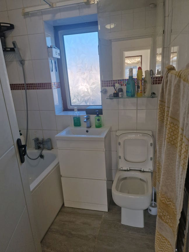 Four bed house with  large garden parking Main Photo