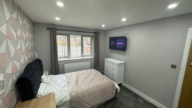 A Beautiful Six Bedroom House Share Main Photo