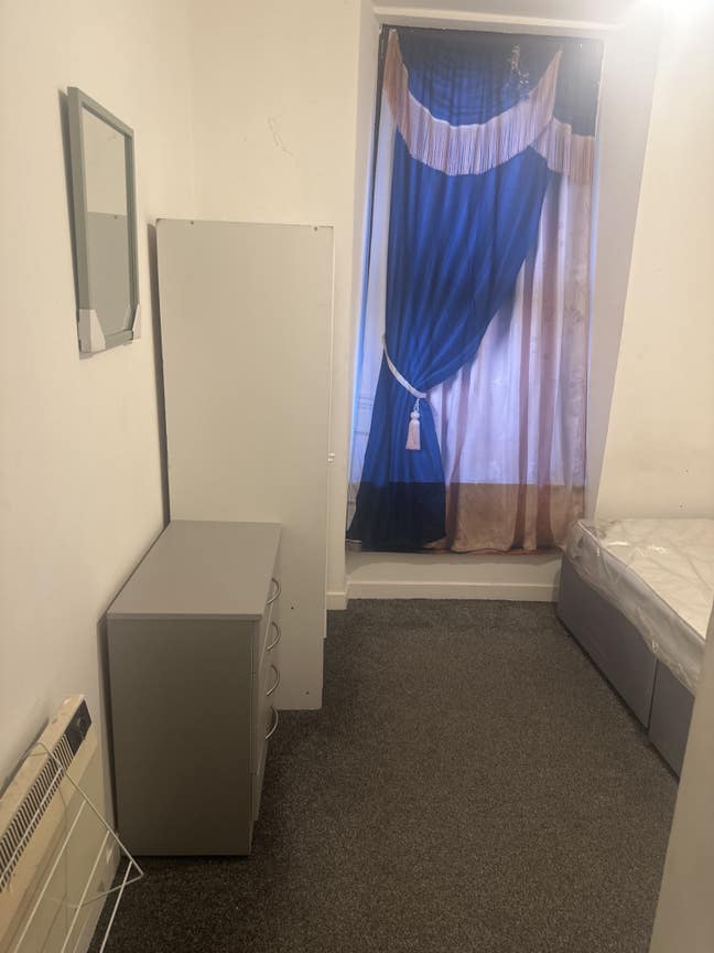 A furnished room available for a single person Main Photo