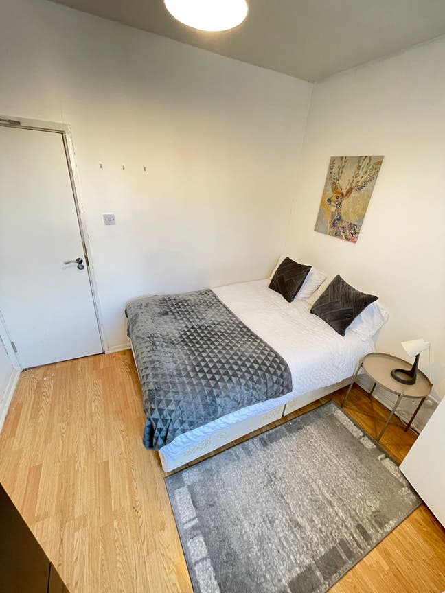 Bright room to let in a House. All biIls included Main Photo