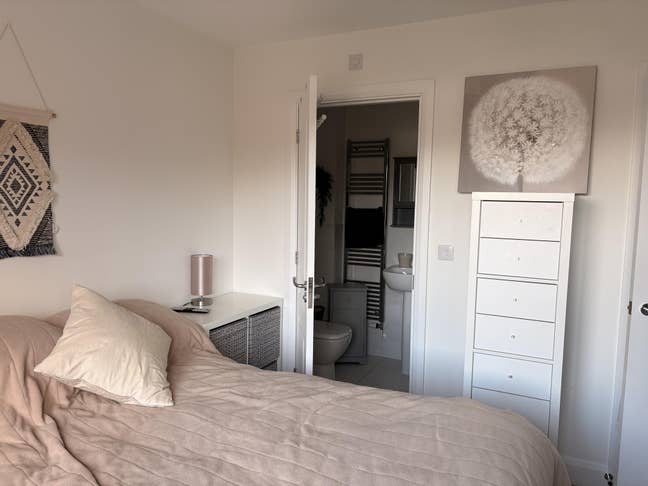 Ensuite double bedroom to rent Main Photo