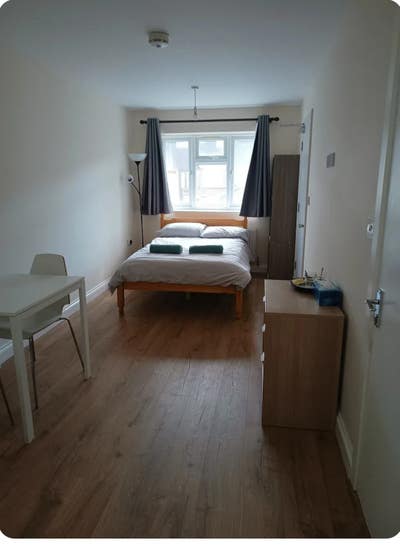 Large modern Ensuite close to Science Park Main Photo