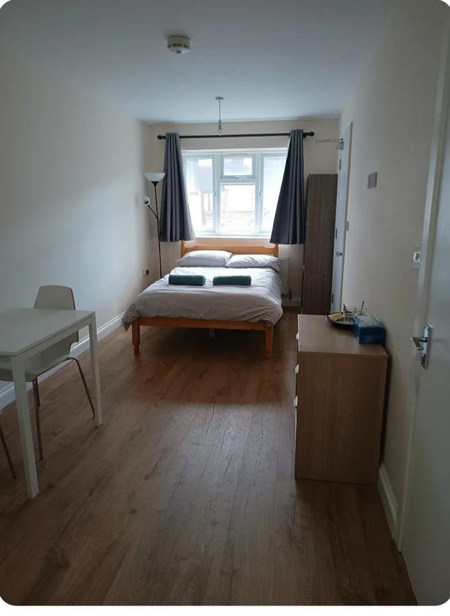 Large modern Ensuite close to Science Park Main Photo