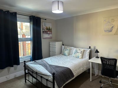 Central Double Rooms 2 Min from Train Station Main Photo