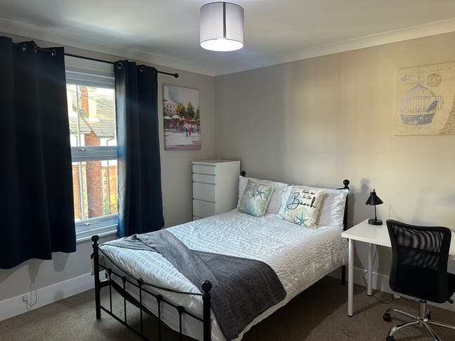 Central Double Rooms 2 Min from Train Station Main Photo