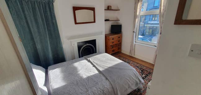 2 double rooms available in quiet victorian house. Main Photo