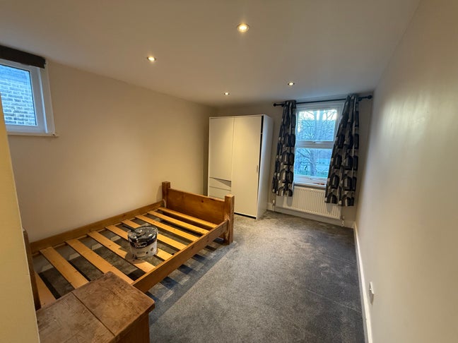 Room in newly refurbished house Main Photo