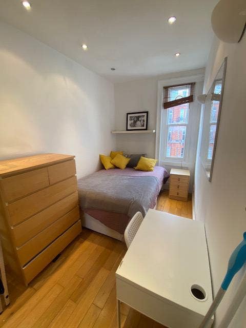 Bayswater W2 room avail. 5 min tube. sh. 1 female Main Photo