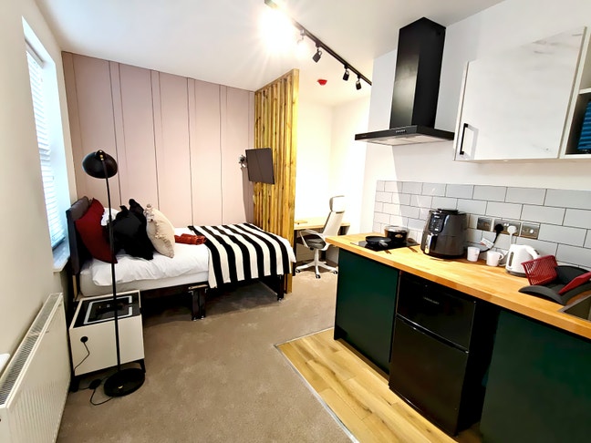 All Bills Incl Modern En-suite Room w/ Kitchenette Main Photo