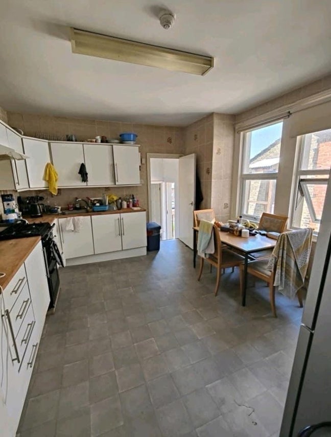 Spacious double room in friendly all-female flat Main Photo