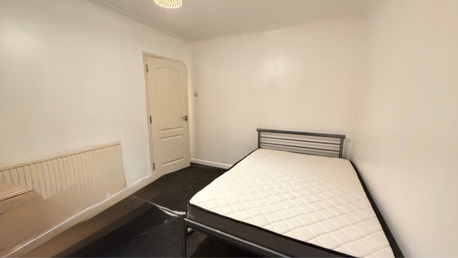 📍 Large Double Room w/ off street parking Main Photo