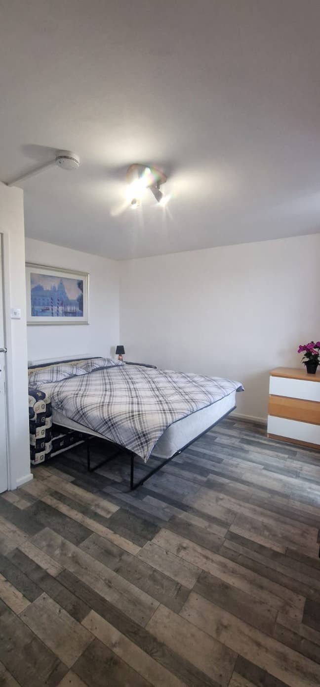 Double room with balcony in Brondesbury  Main Photo