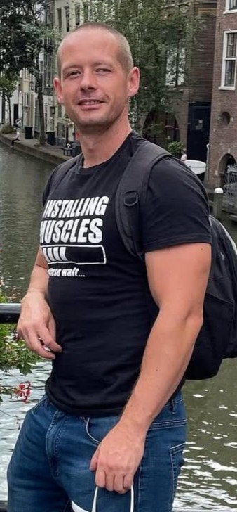 Looking for room share in professional house Main Photo