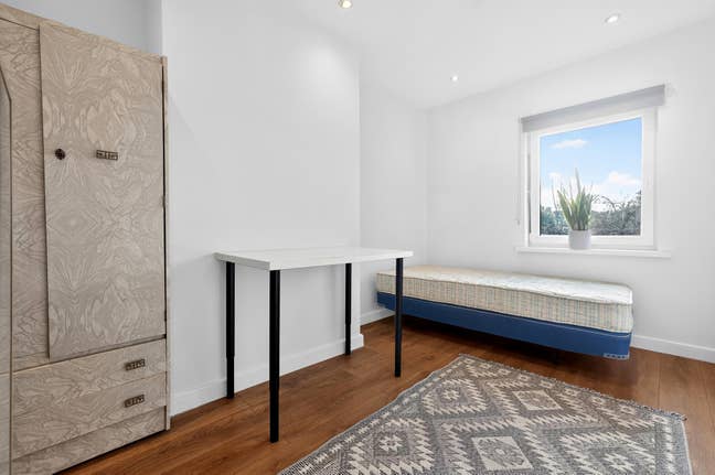 Room to Rent -2 min to Erith Station available  1  Main Photo