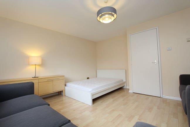 1 Stop to Liverpool Street - Whitechapel E1 Main Photo