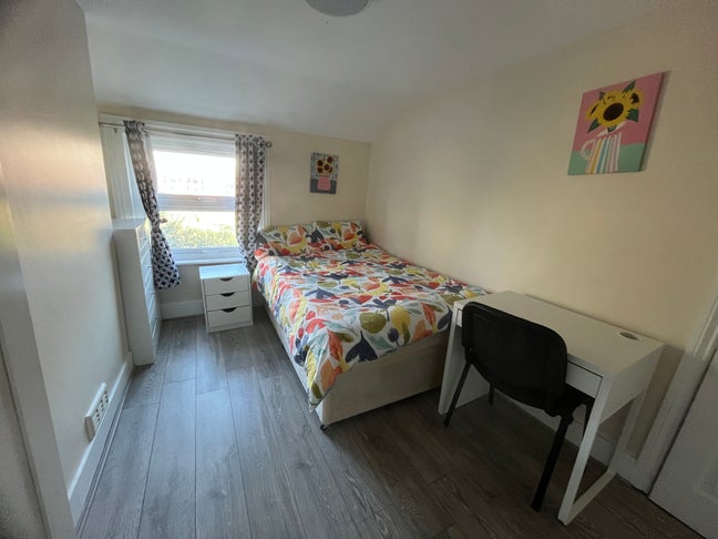  Dble rooms, friendly house, all bills, wifi.  Main Photo