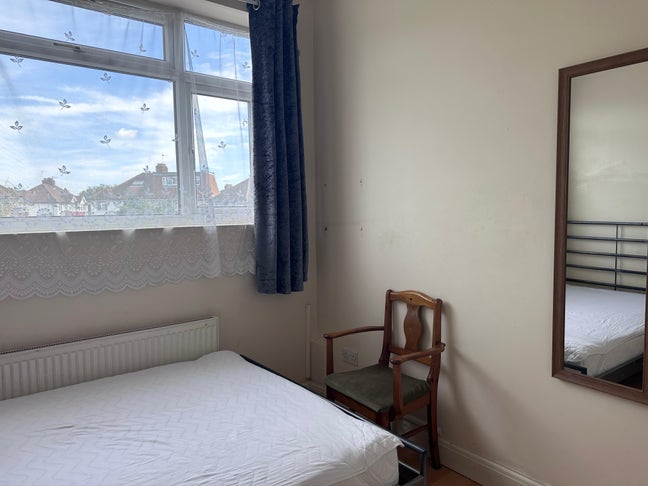 A Fully Furnished Double Room in Hayes Main Photo